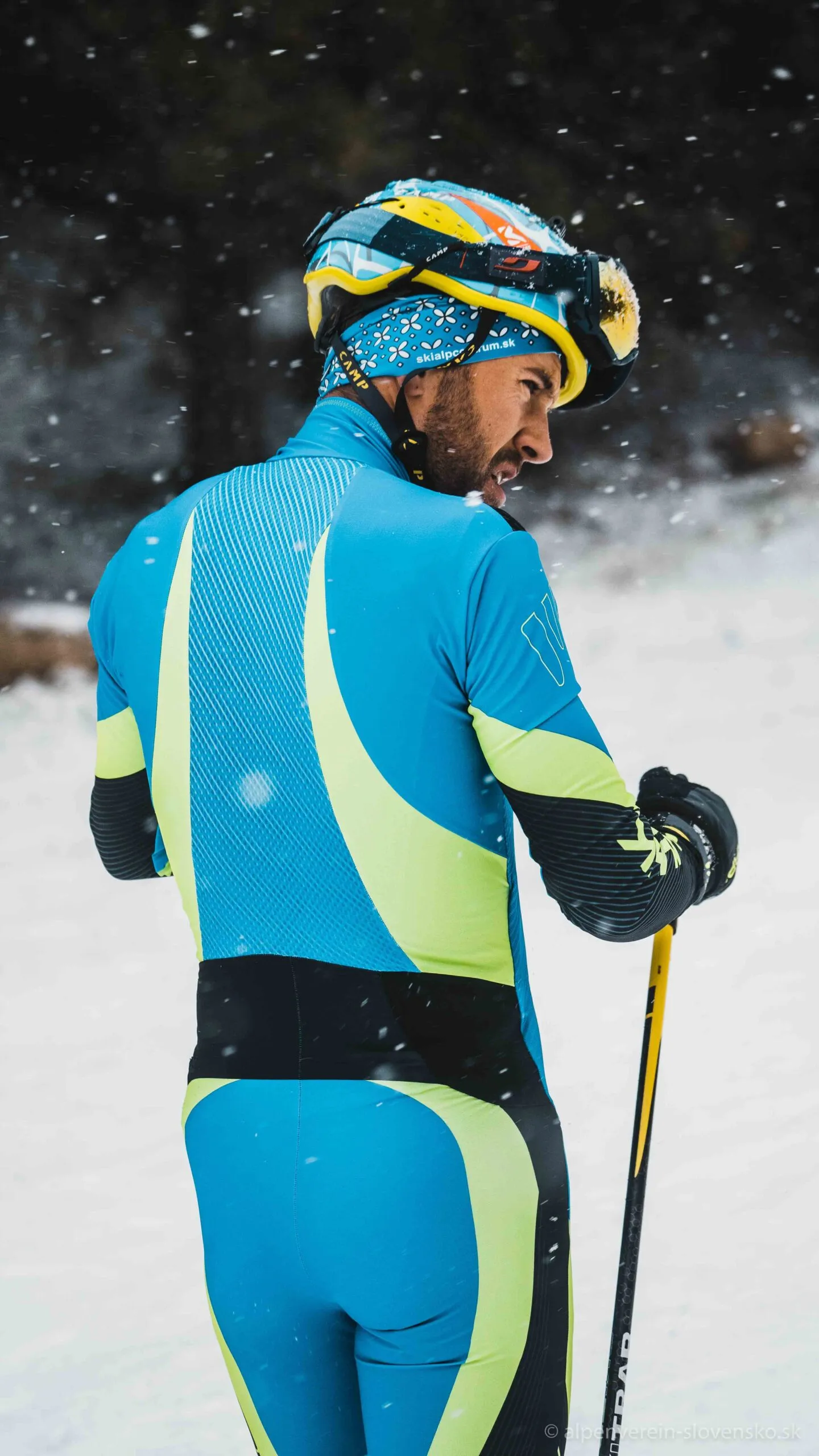 Skialpinista v tenkej kombinéze pri výstupe