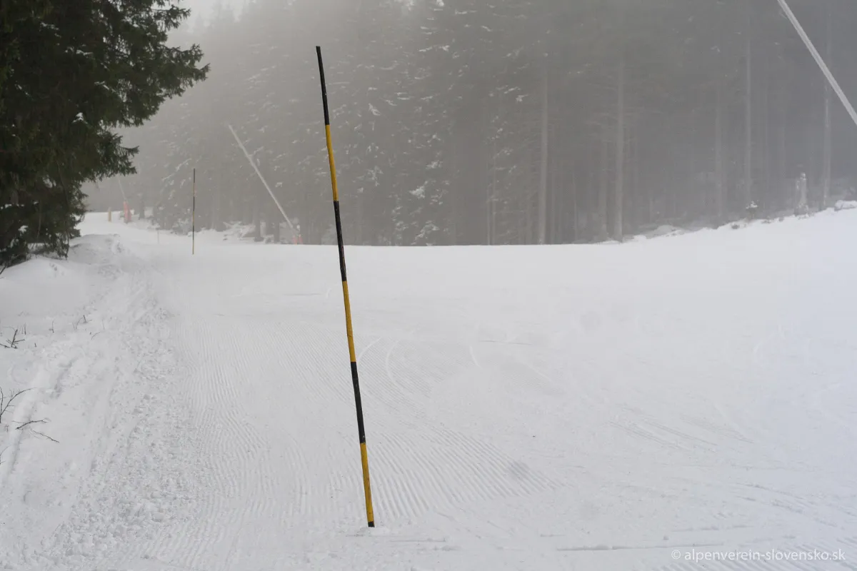 Vytyčovanie koridoru pre skialpinistov na svahu