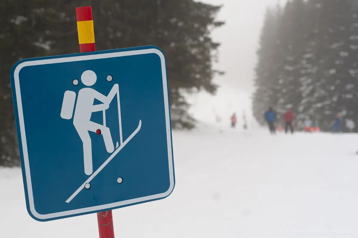 Tabuľa so symbolom skialpinistu pri koridore