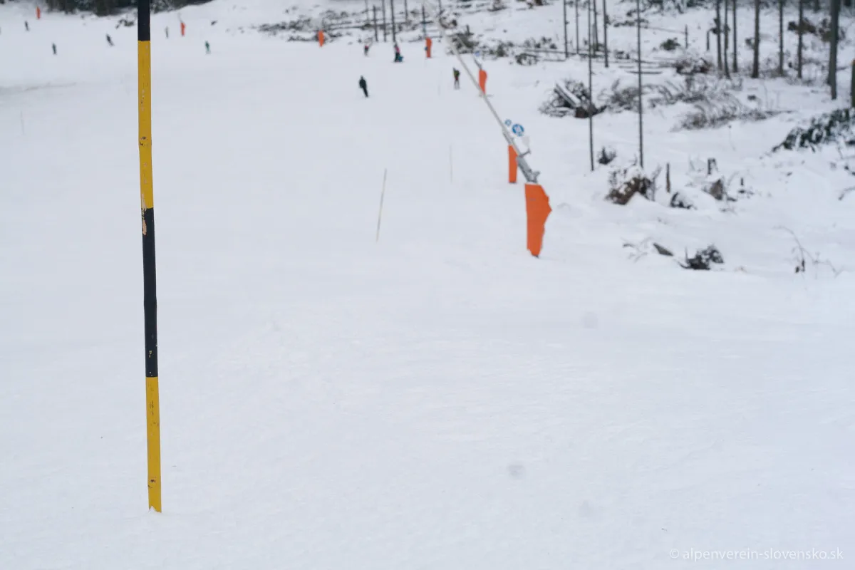 Značenie v dolnej časti zjazdovky pre skialpinistov