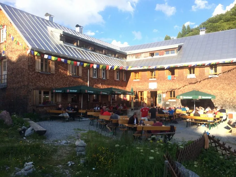Freiburger Hütte pri jazere Formarinsee