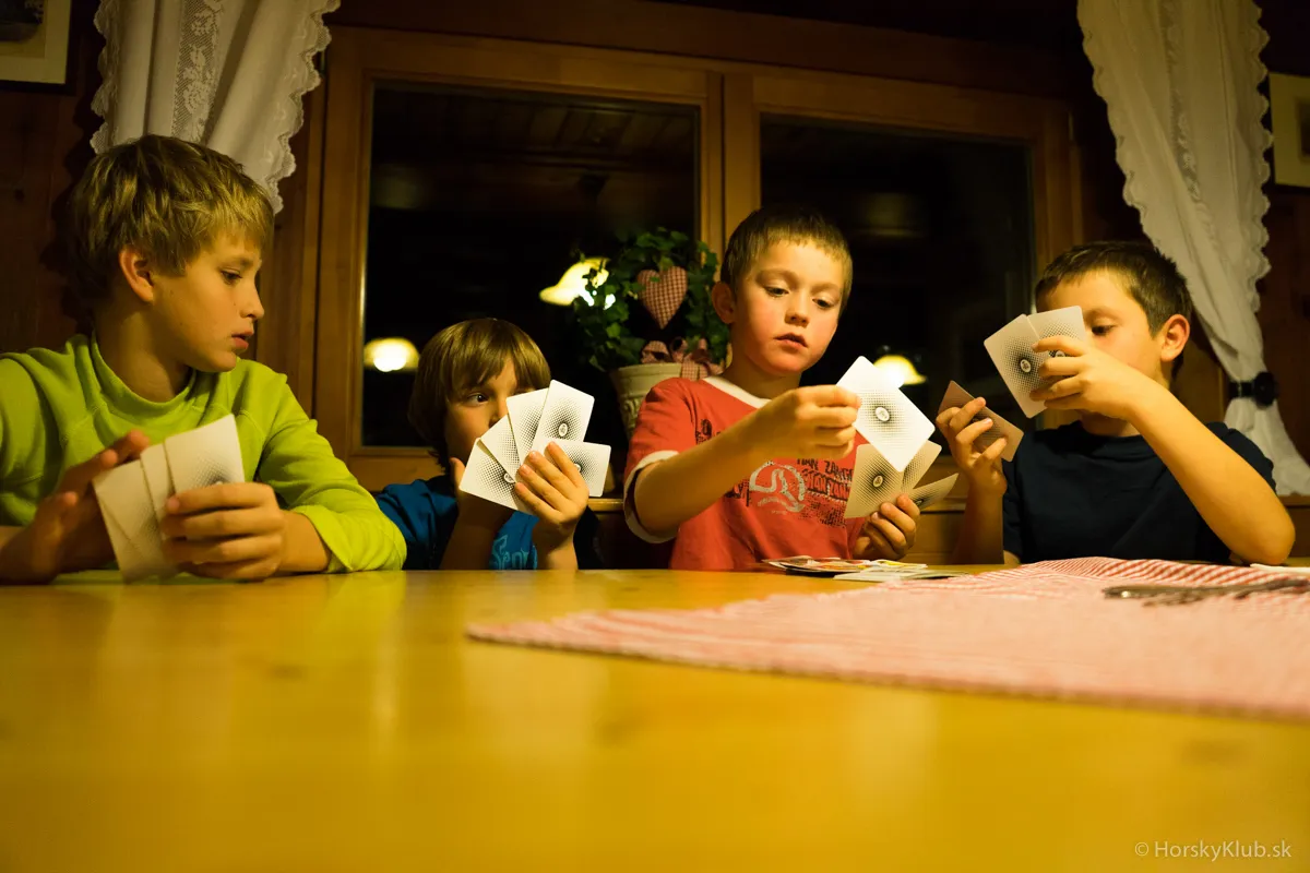 Karty a materiály z kempu