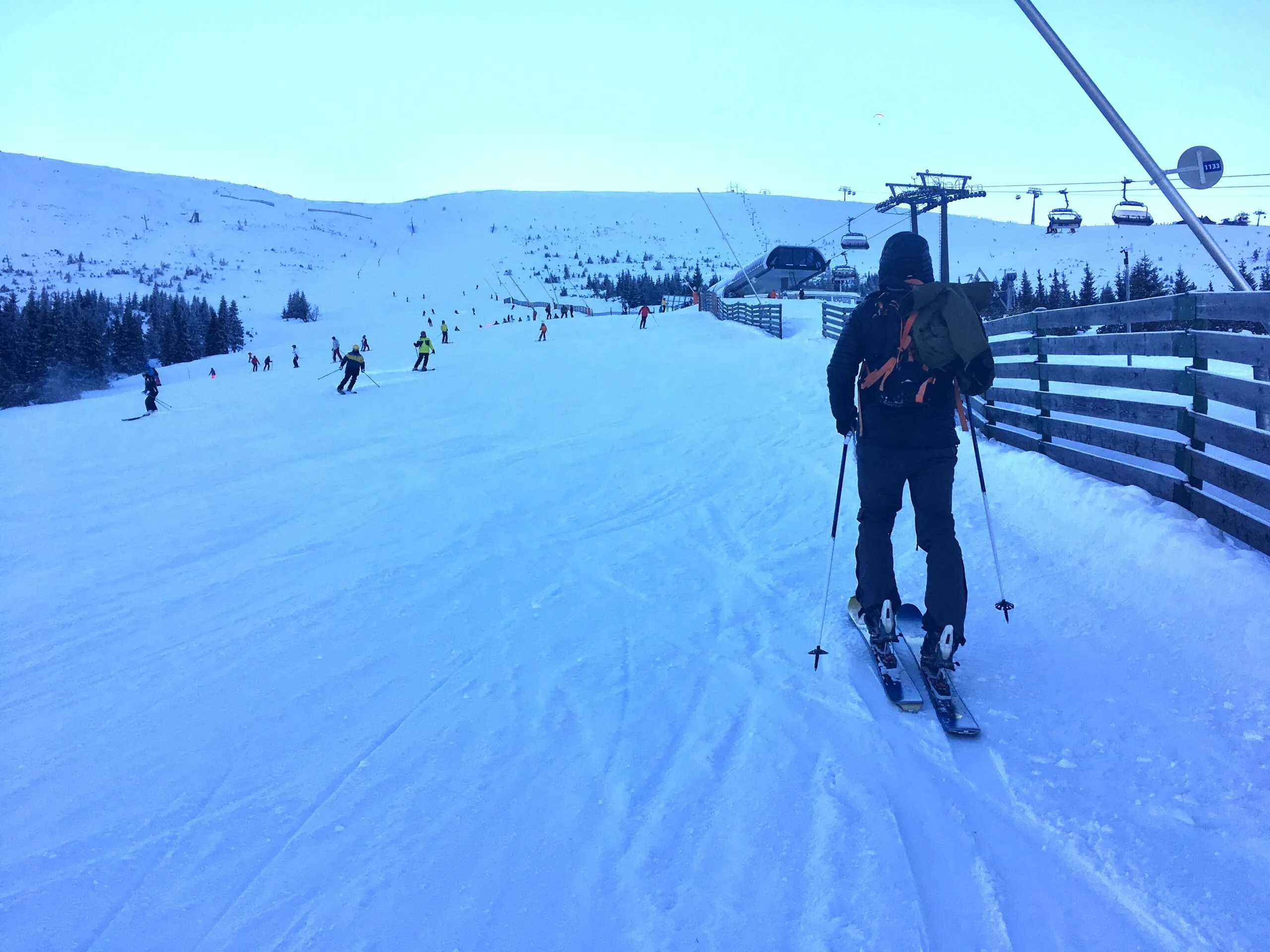 Skialpinisti na okraji zjazdovky pri výstupe